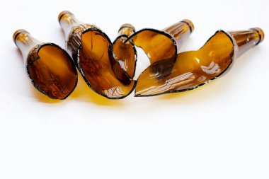 Beyaz arka planda kırık kahverengi şişe.