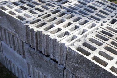Beton tuğla yığını, beton bloklar.