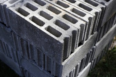 Beton tuğla yığını, beton bloklar.