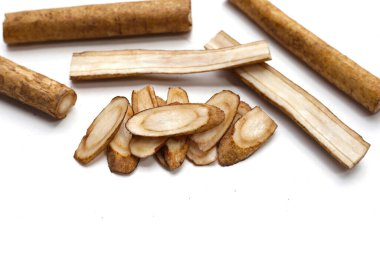 Beyaz arkaplanda Burdock Kökü (Gobo).