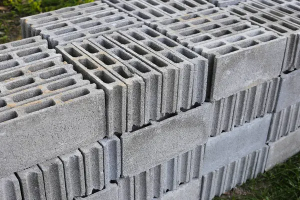 Beton tuğla yığını, beton bloklar.