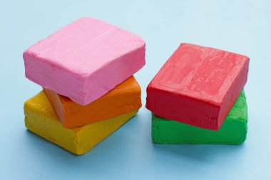 Mavi arkaplanda renkli plastik kil.