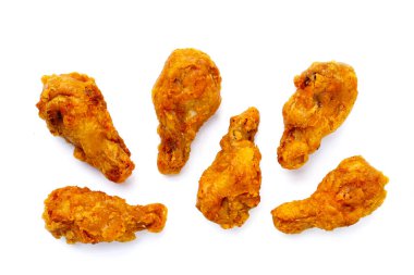 Beyaz arka planda kızarmış tavuk.