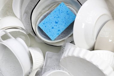 Bulaşık deterjanı köpüklü kirli bulaşıklar. Bulaşık yıkama kavramı