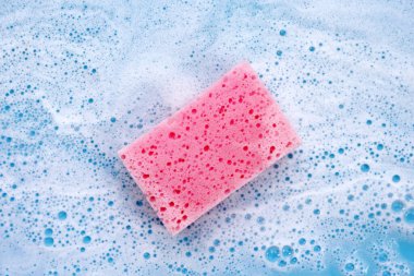 Bulaşık deterjanı köpüklü temizlik süngeri. Bulaşık yıkama kavramı