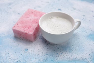 Bulaşık deterjanı köpüklü beyaz bardak. Bulaşık yıkama kavramı