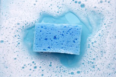 Bulaşık deterjanı köpüklü temizlik süngeri. Bulaşık yıkama kavramı