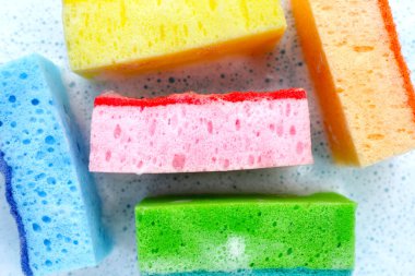 Bulaşık deterjanı köpüklü temizlik süngeri. Bulaşık yıkama kavramı