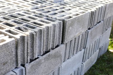Beton tuğla yığını, beton bloklar.