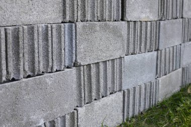 Beton tuğla yığını, beton bloklar.