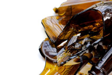 Beyaz arka planda kırık kahverengi şişe.