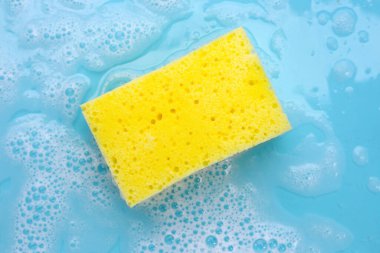 Bulaşık deterjanı köpüklü temizlik süngeri. Bulaşık yıkama kavramı