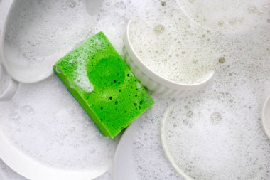 Bulaşık deterjanı köpüklü kirli bulaşıklar. Bulaşık yıkama kavramı