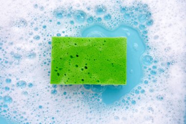 Bulaşık deterjanı köpüklü temizlik süngeri. Bulaşık yıkama kavramı
