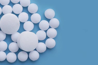 Mavi arkaplanda beyaz naftalin.