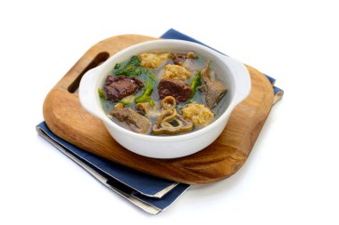 Beyaz arka planda bir kase domuz kanı çorbası..