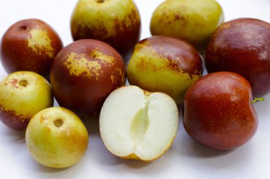 Beyaz arka plan üzerinde taze hünnap meyve