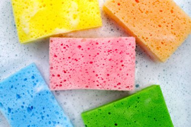 Bulaşık deterjanı köpüklü temizlik süngeri. Bulaşık yıkama kavramı