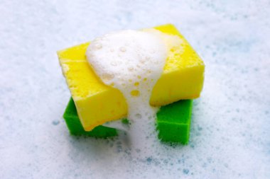 Bulaşık deterjanı köpüklü temizlik süngeri. Bulaşık yıkama kavramı