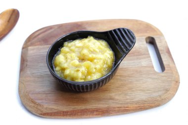 Beyaz arka planda muz ezmesi..