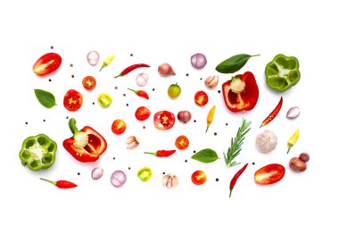Çeşitli taze sebze ve otlar beyaz arka plan üzerinde.