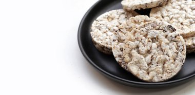 Yuvarlak çıtır pirinç krakerleri. Pirinç kekleri