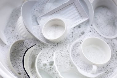 Bulaşık yıkama, kirli bulaşıklar mutfak lavabosunda..