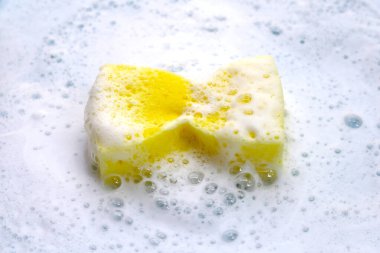 Bulaşık deterjanı köpüklü temizlik süngeri. Bulaşık yıkama kavramı