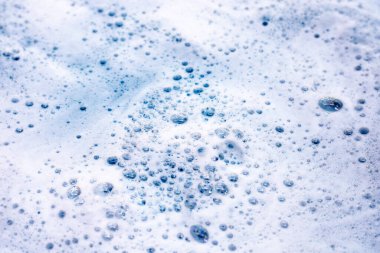 Bulaşık deterjanı köpüklü temizlik süngeri. Bulaşık yıkama kavramı