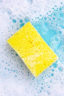 Bulaşık deterjanı köpüklü temizlik süngeri. Bulaşık yıkama kavramı