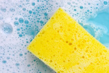 Bulaşık deterjanı köpüklü temizlik süngeri. Bulaşık yıkama kavramı