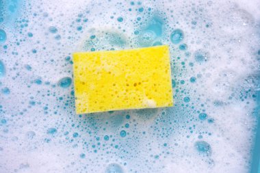 Bulaşık deterjanı köpüklü temizlik süngeri. Bulaşık yıkama kavramı