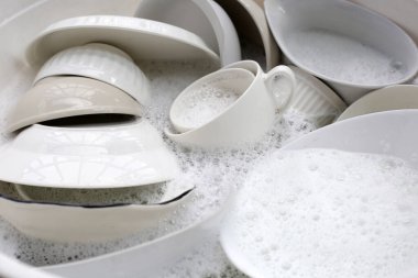 Bulaşık yıkama, kirli bulaşıklar mutfak lavabosunda..