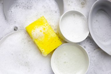 Bulaşık deterjanı köpüklü kirli bulaşıklar. Bulaşık yıkama kavramı