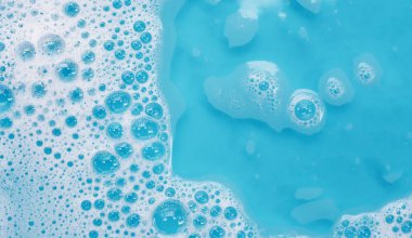 Mavi su kabarcığı. Beyaz sabun köpüğü