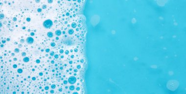 Mavi su kabarcığı. Beyaz sabun köpüğü