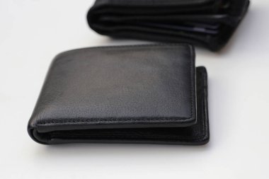 Beyaz arka planda siyah cüzdanlar.