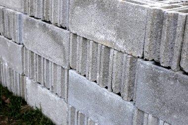 Beton tuğla yığını, beton bloklar.