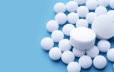 Mavi arkaplanda beyaz naftalin.