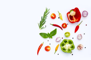 Çeşitli taze sebze ve otlar beyaz arka plan üzerinde.