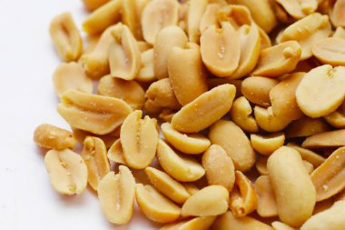 beyaz zemin üzerine fıstık.