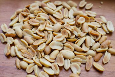 Kahverengi tahta arka planda yer fıstığı.