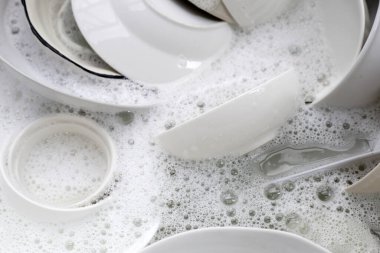 Bulaşık yıkama, kirli bulaşıklar mutfak lavabosunda..