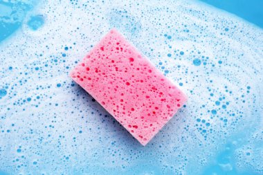 Bulaşık deterjanı köpüklü temizlik süngeri. Bulaşık yıkama kavramı