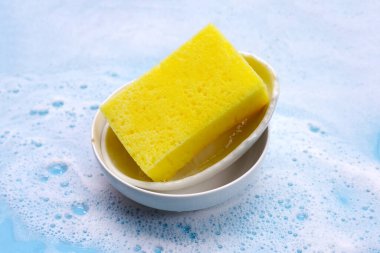 Bulaşık deterjanı köpüklü kase temizleme. Bulaşık yıkama kavramı