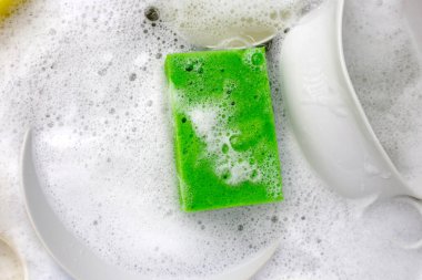 Bulaşık deterjanı köpüklü kirli bulaşıklar. Bulaşık yıkama kavramı