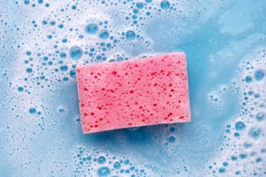 Bulaşık deterjanı köpüklü temizlik süngeri. Bulaşık yıkama kavramı