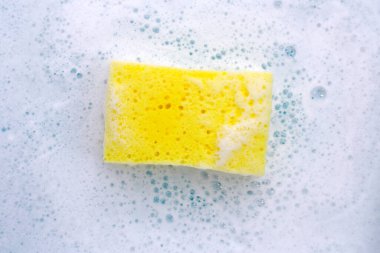 Bulaşık deterjanı köpüklü temizlik süngeri. Bulaşık yıkama kavramı