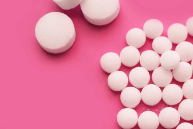 Pembe arka planda beyaz naftalin.