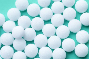 Mavi arkaplanda beyaz naftalin.